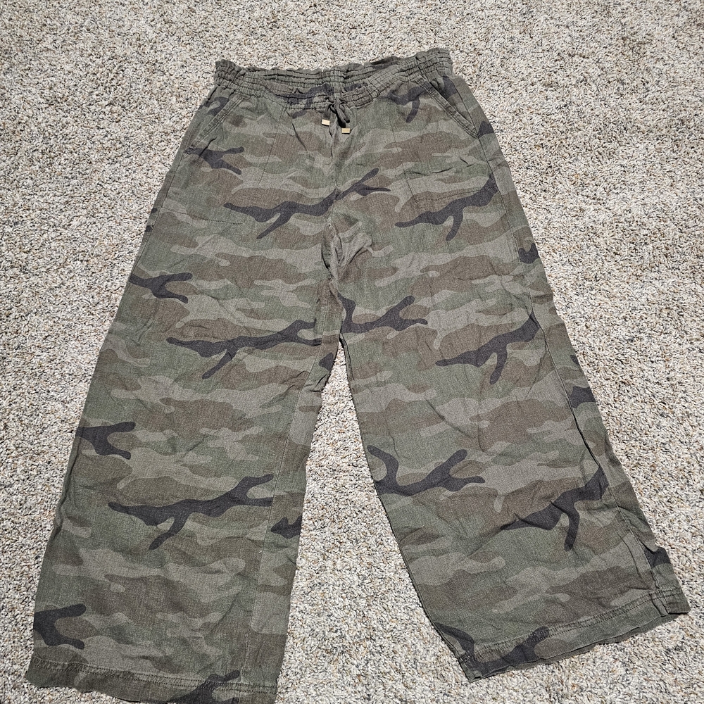 Time and Tru Women's Green Camouflage Wide Leg Pants